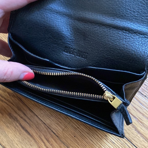 Hare + Hart black wallet with magnetic closure and gold hardware - Picture 4 of 5